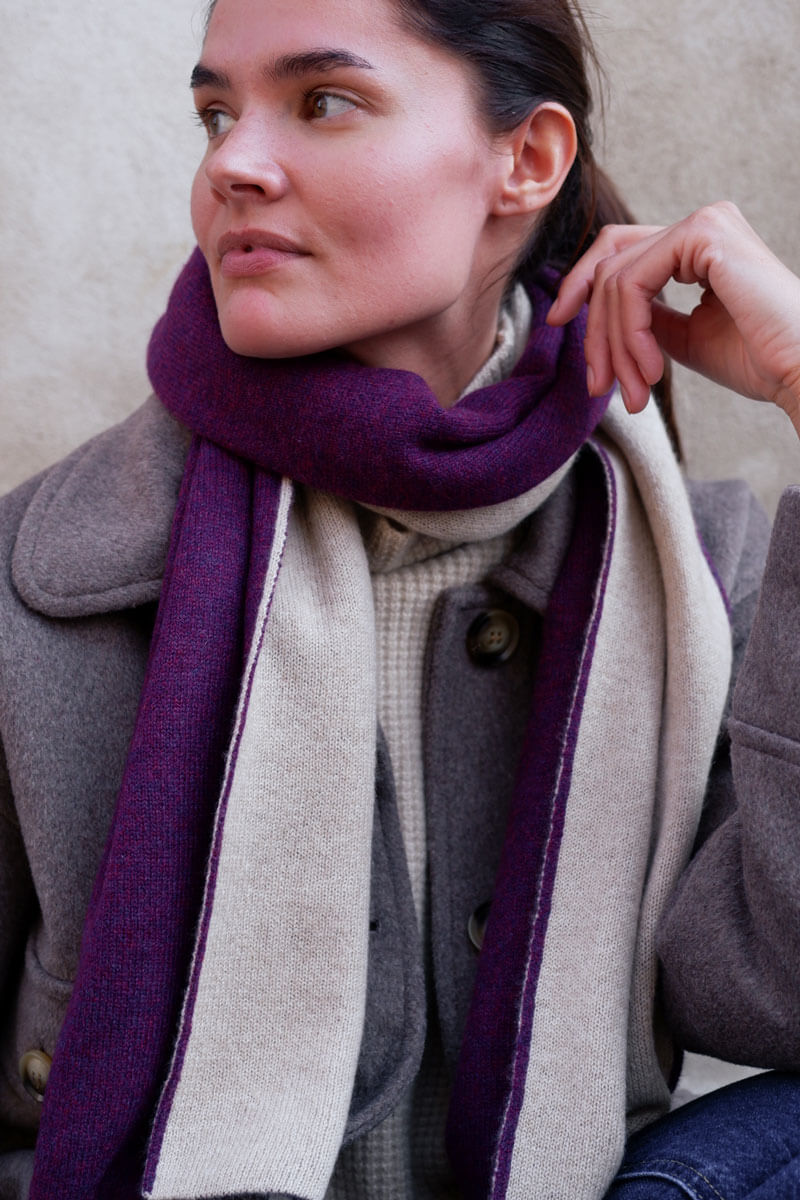 Mjuk och lätt kashmirscarf i druvlila och ljusbeige, som ger både värme och stil till alla outfits.