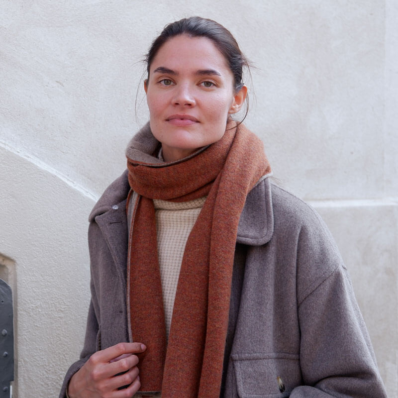 Tvåfärgad kashmirsjal i höstbrunt och naturligt taupe, vackert designad för en tidlös och elegant look. 