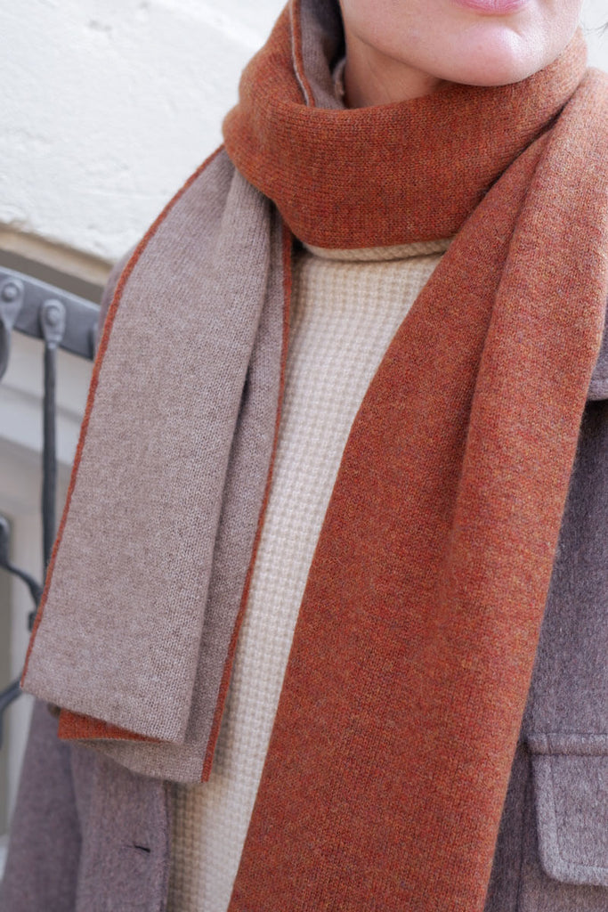 Nærbillede af det eksklusive cashmere halstørklæde, der viser de fine detaljer i farverne fall brown og natural taupe.