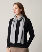 Kvinde iført Undarmaa's lette cashmere tørklæde i lys grå
