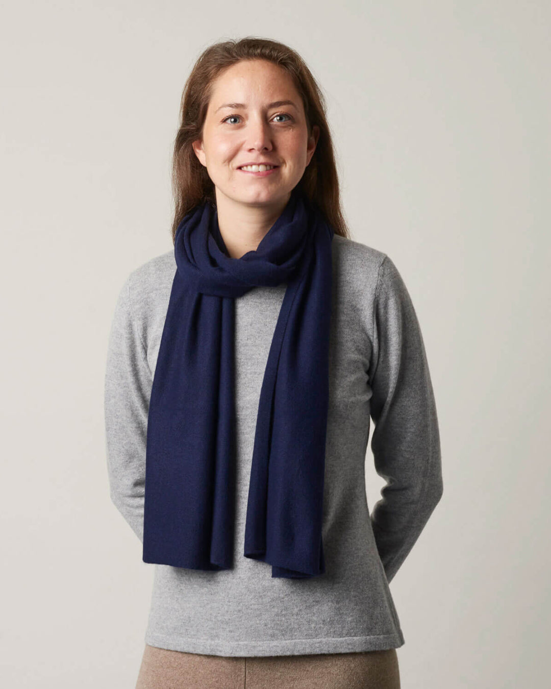 Kvinde iført Undarmaa's lette cashmere tørklæde i marineblå