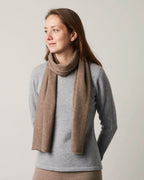 Kvinde iført Undarmaa's lette cashmere tørklæde i mørk gråbeige