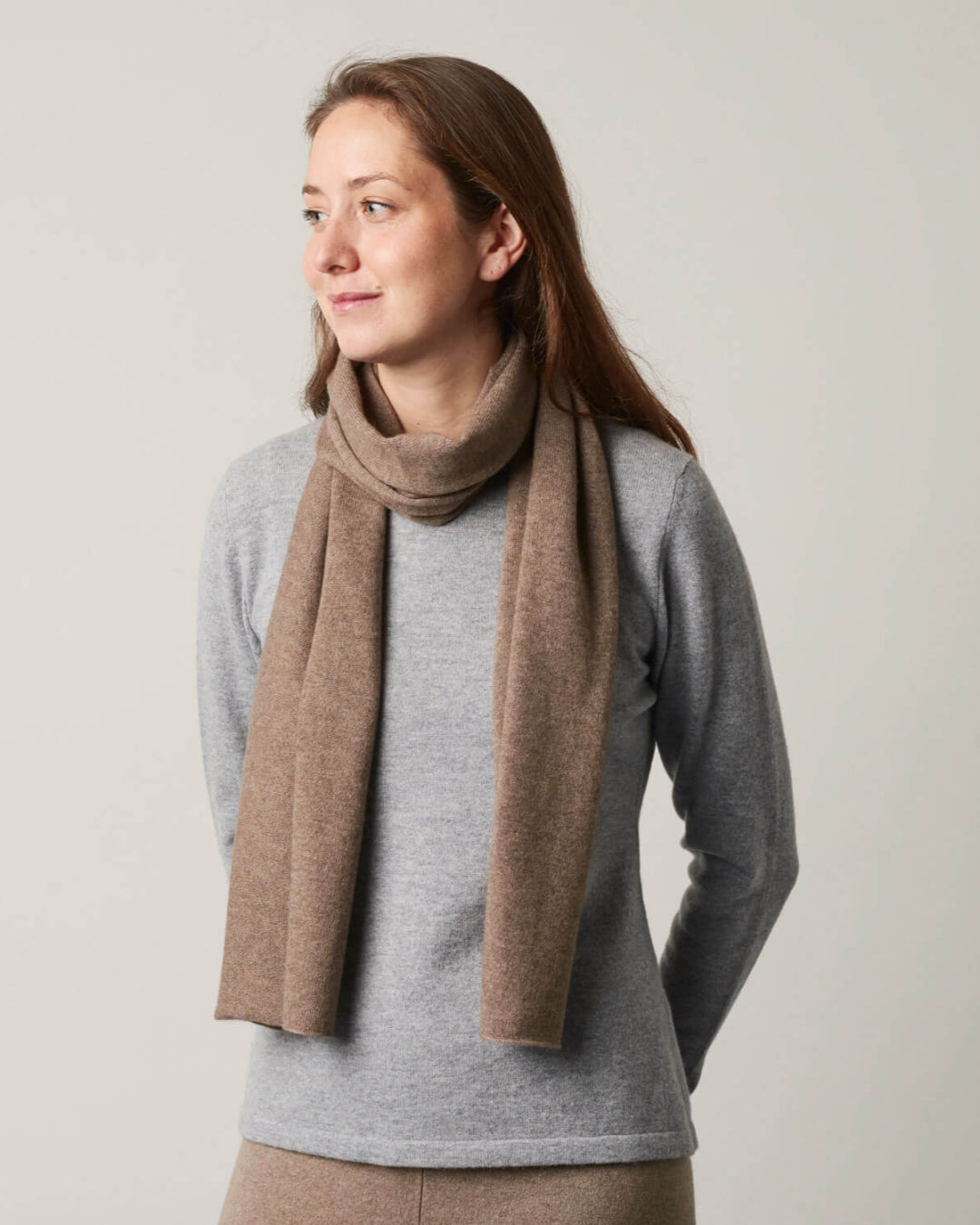 Kvinde iført Undarmaa's lette cashmere tørklæde i mørk gråbeige