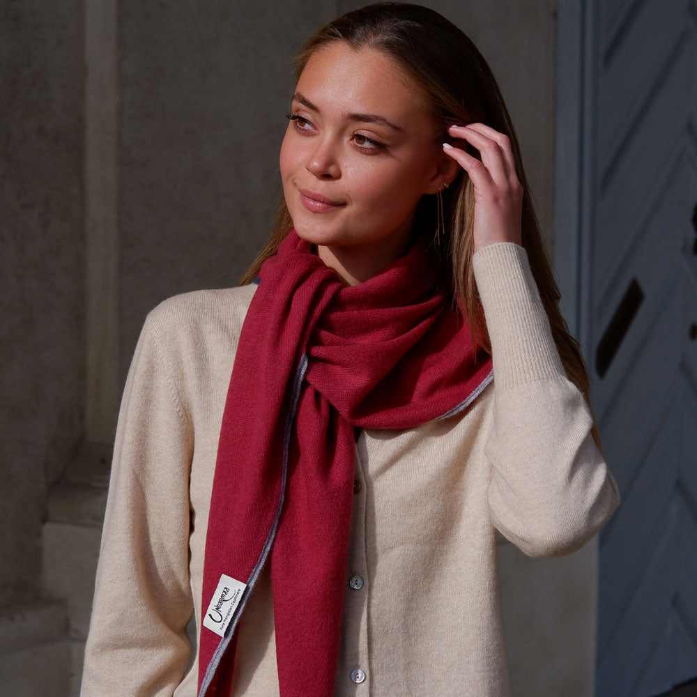 Pinot-rødt cashmere tørklæde med grå kanter, stilfuldt draperet om halsen for et feminint look.