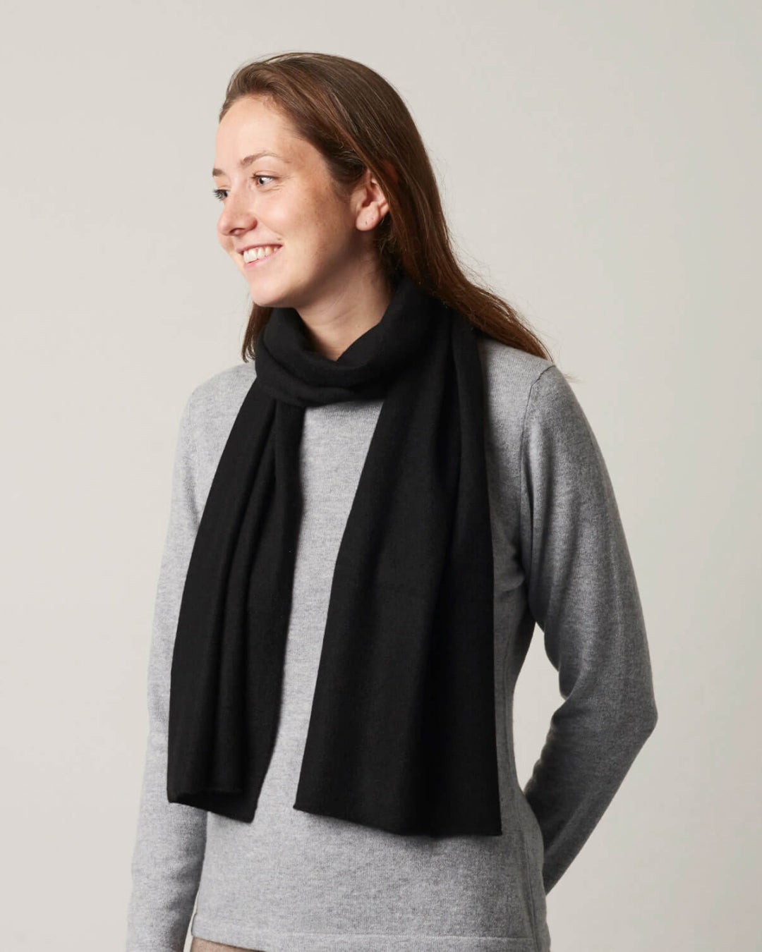 Model iført Undarmaa's lette cashmere tørklæde i sort