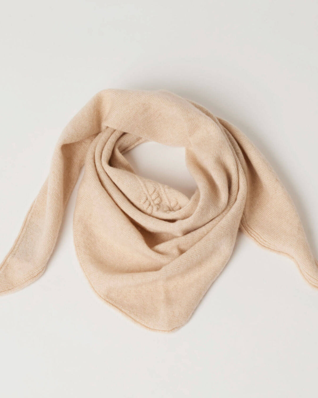 Foldet lille trekantet cashmere tørklæde i lys beige