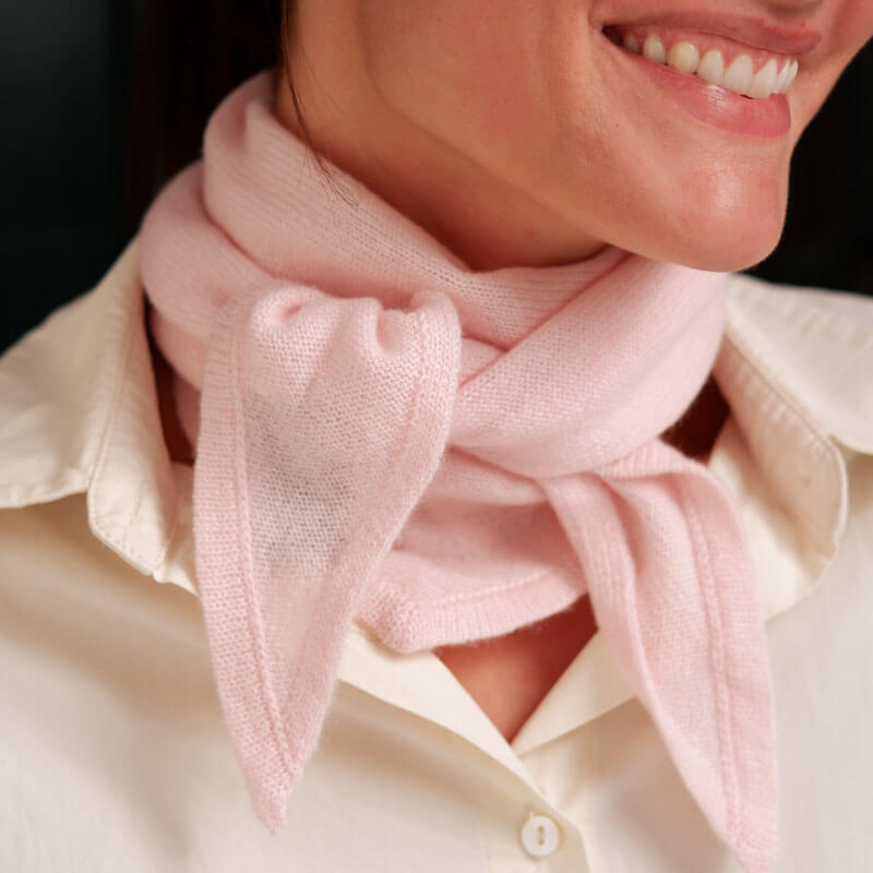 Model iført blush pink cashmere tørklæde med fin kant.