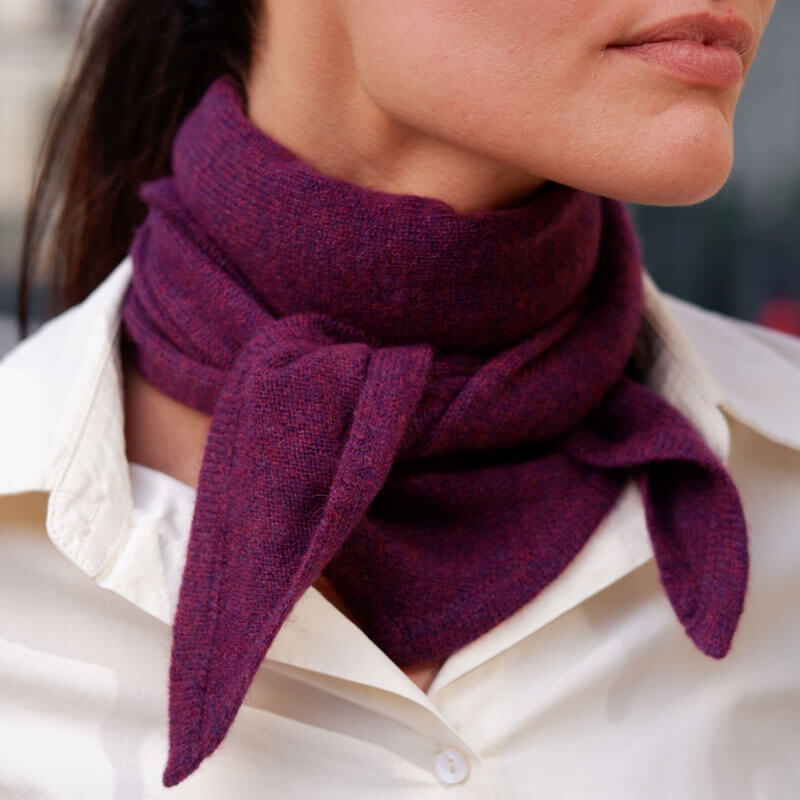 Nærbillede af trekantet cashmere tørklæde i farven Grape Purple.