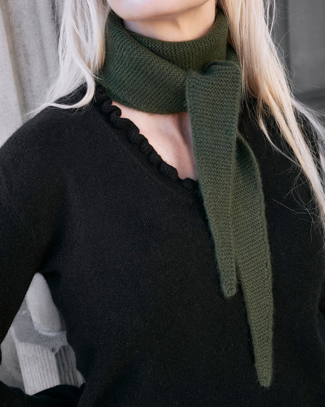 Nærbiillede af model med Taiga cashmere trekanttørklæde i Forest green.
