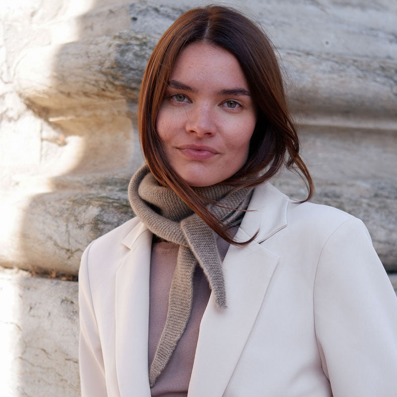 Model med trekantet cashmere tørklæde i mørk grå-beige, ufarvet og naturlig