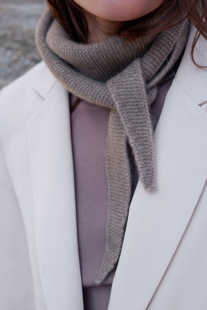 Taiga cashmere trekanttørklæde i Natural Taupe – nærbillede af knude og struktur.