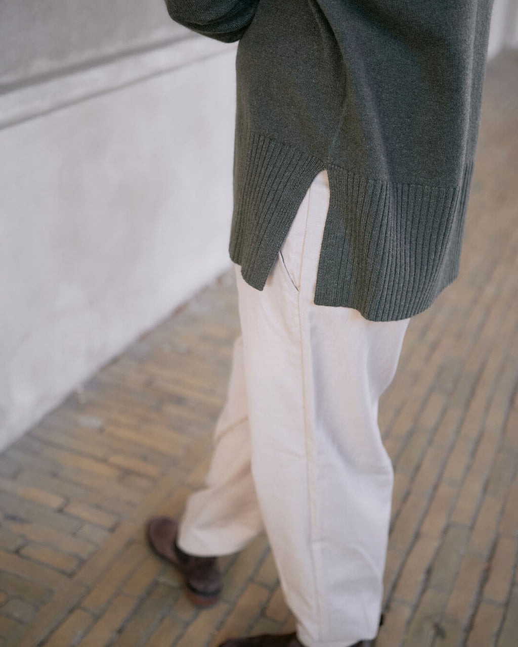 Cashmere sweater med sadelskuldre og løs pasform i army green med slids i siden