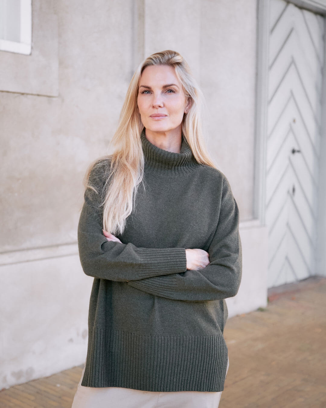 Klassisk cashmere sweater med sadelskuldre og løs pasform i army green