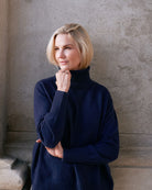 Nørbillede af model iført klassisk cashmere sweater med sadelskuldre og løs pasform i dark navy