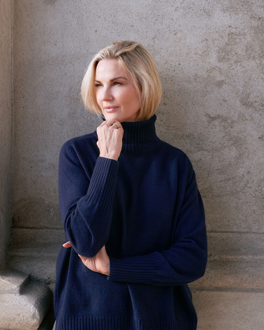 Nørbillede af model iført klassisk cashmere sweater med sadelskuldre og løs pasform i dark navy