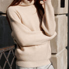 Cashmere turtleneck i lys beige