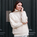 Model i ført i en 100% cashmere turtleneck fra Undarmaa i en lys beige farve kaldet warm beige i københavn