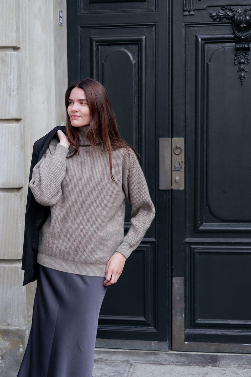 Model iført rullekrave fra undarmaa i 100% cashmere