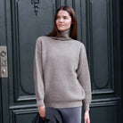 model iført mørk naturfarvet cashmere turtleneck i københavn