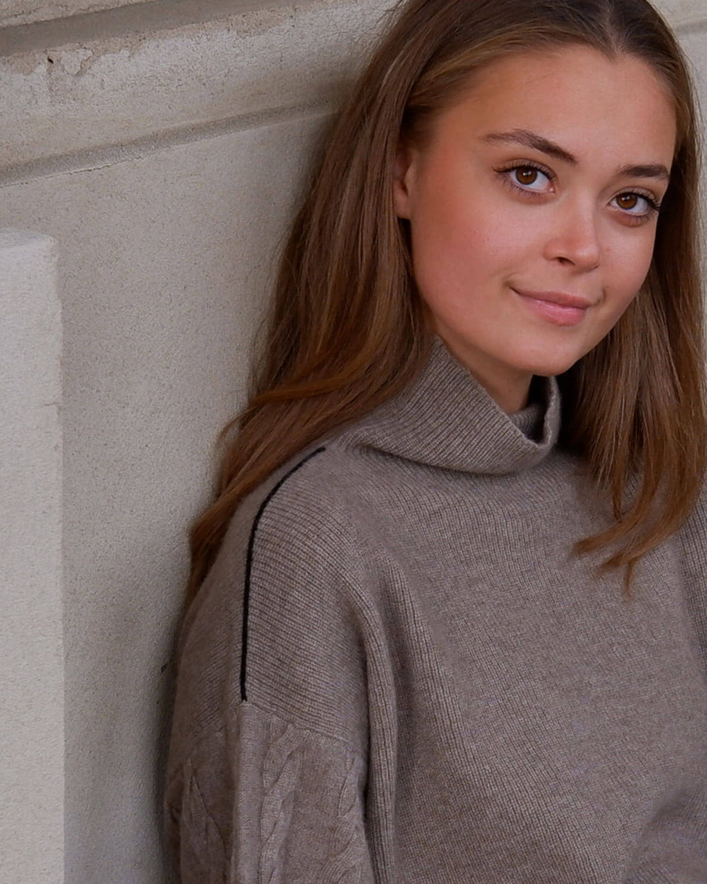 Nærbillede af cashmere rullekraveblusens fine strik.