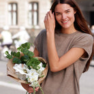 Cashmere vest i farven moss brown med buket blomster, båret af model
