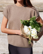 Kvinde iført cashmere vest i moss brown, 100% cashmere