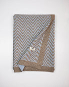 Plaid i cashmere og yakuld med Undarmaa-logo, let foldet i sildemønstret design.