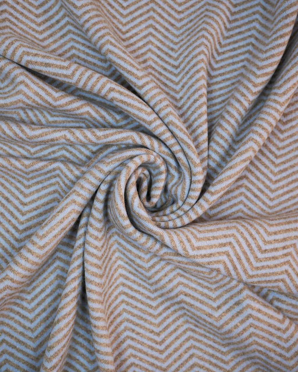 Strikket plaid i cashmere og yakuld i farverne Ice Blue og Platinum Grey, foldet og set fra oven.