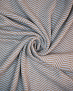 Strikket plaid i cashmere og yakuld i farverne Ice Blue og Platinum Grey, foldet og set fra oven.