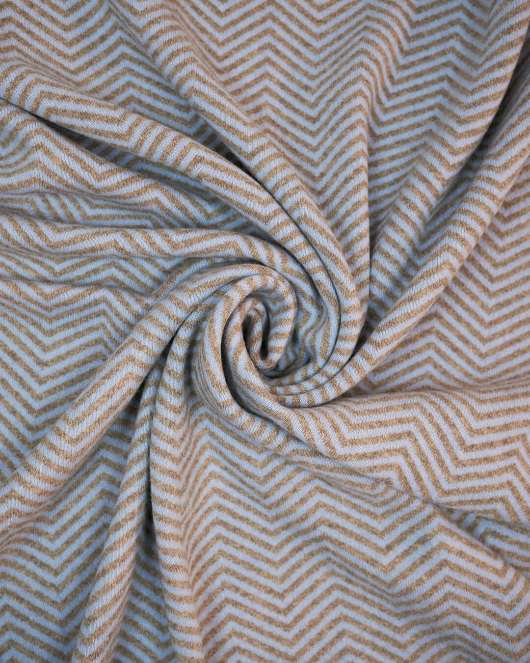 Strikket plaid i cashmere og yakuld i farverne Ice Blue og Platinum Grey, foldet og set fra oven.