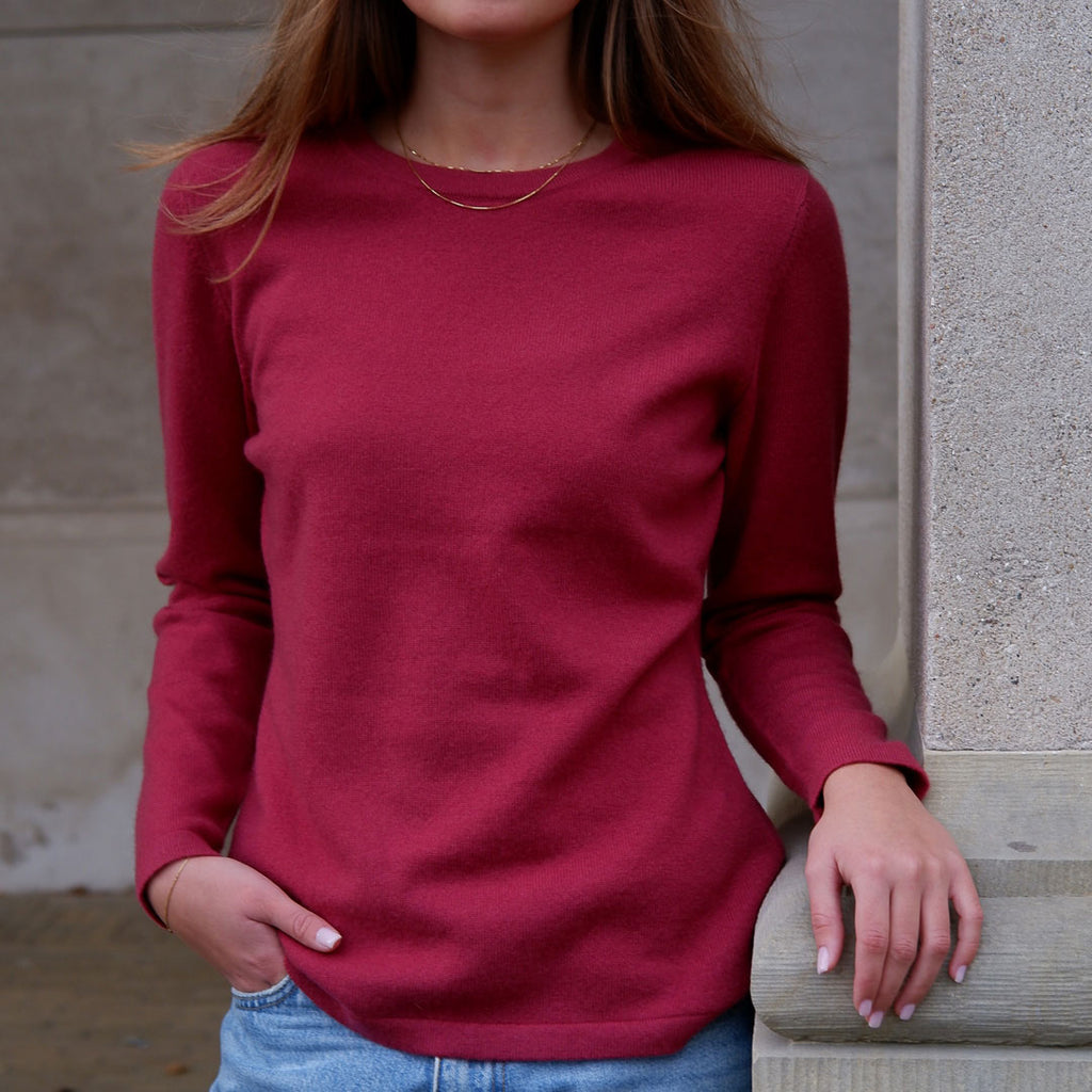 Nærbillede af Nomen Cashmere Crewneck, Pinot Red, med fokus på detaljer.