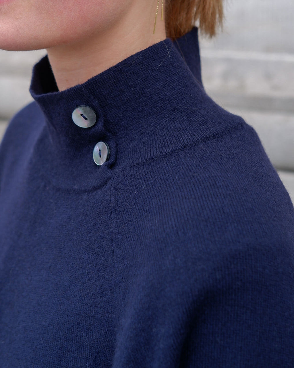 Cashmere poncho i dark navy med høj hals og knapper – 100 % mongolsk cashmere.
