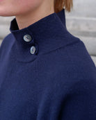 Cashmere poncho i dark navy med høj hals og knapper – 100 % mongolsk cashmere.