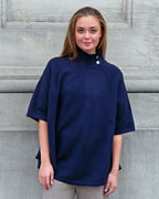 Dark navy cashmere poncho med løs pasform og elegant fald, fremstillet i Mongoliet.