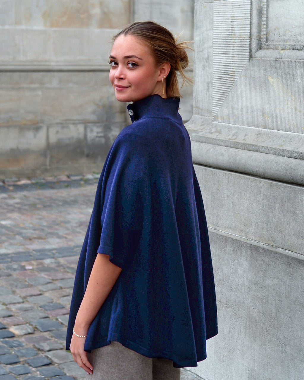 Dark navy cashmere poncho set bagfra – let drapering og naturlig pasform.