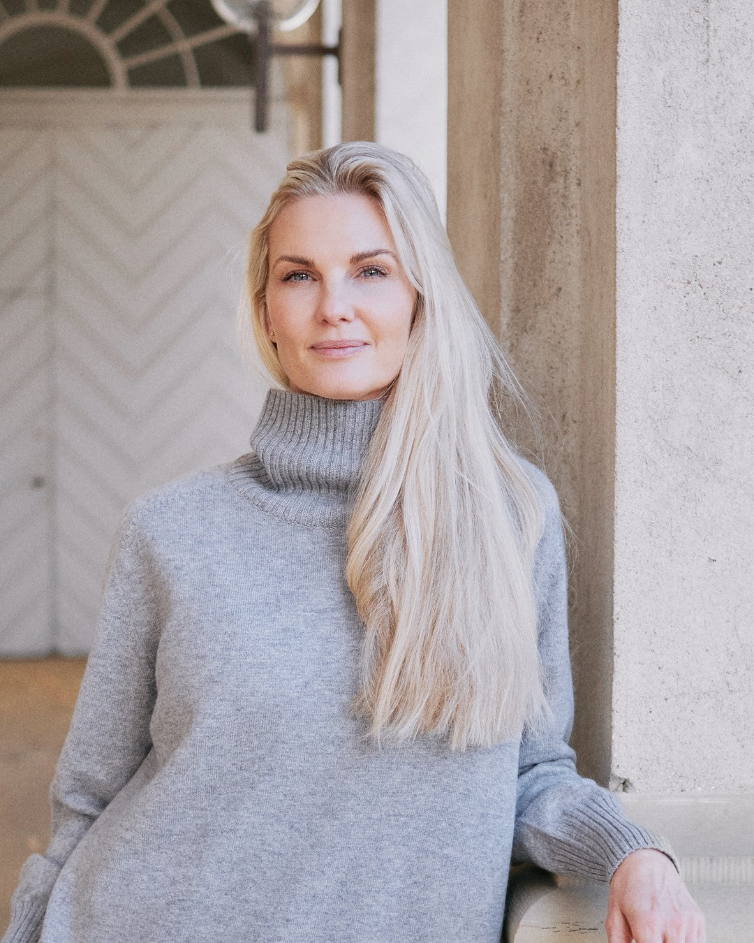 Model iført Dolgoon tunika i light grey mongolsk cashmere, set forfra