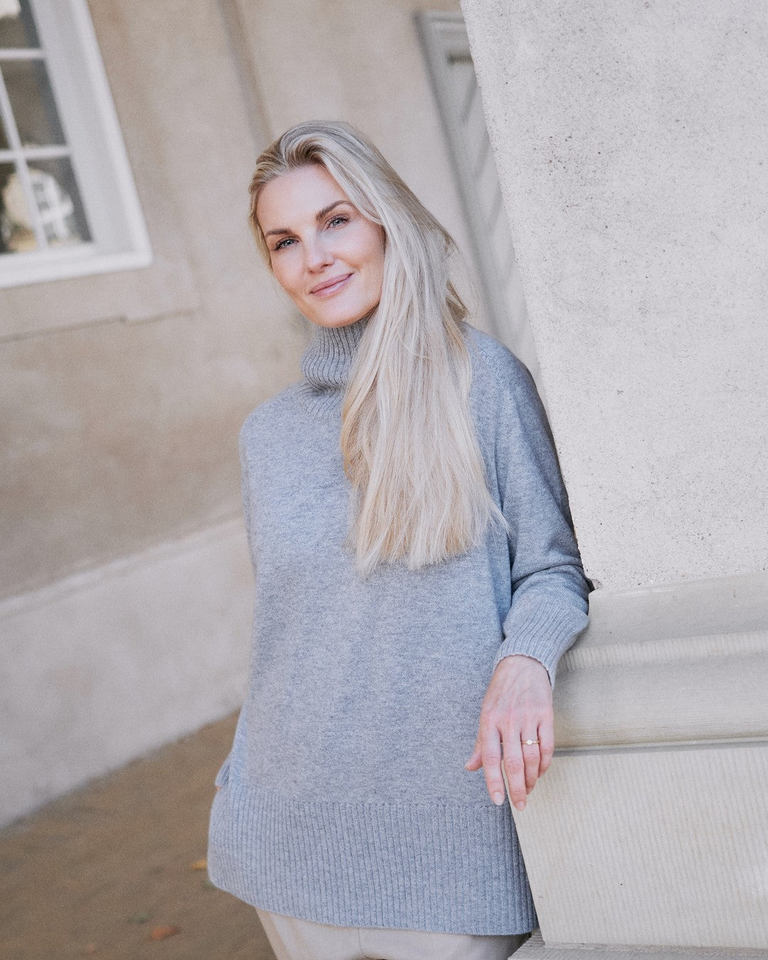Dolgoon tunika i light grey med høj rullekrave, vist på model