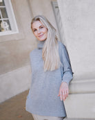 Dolgoon tunika i light grey med høj rullekrave, vist på model