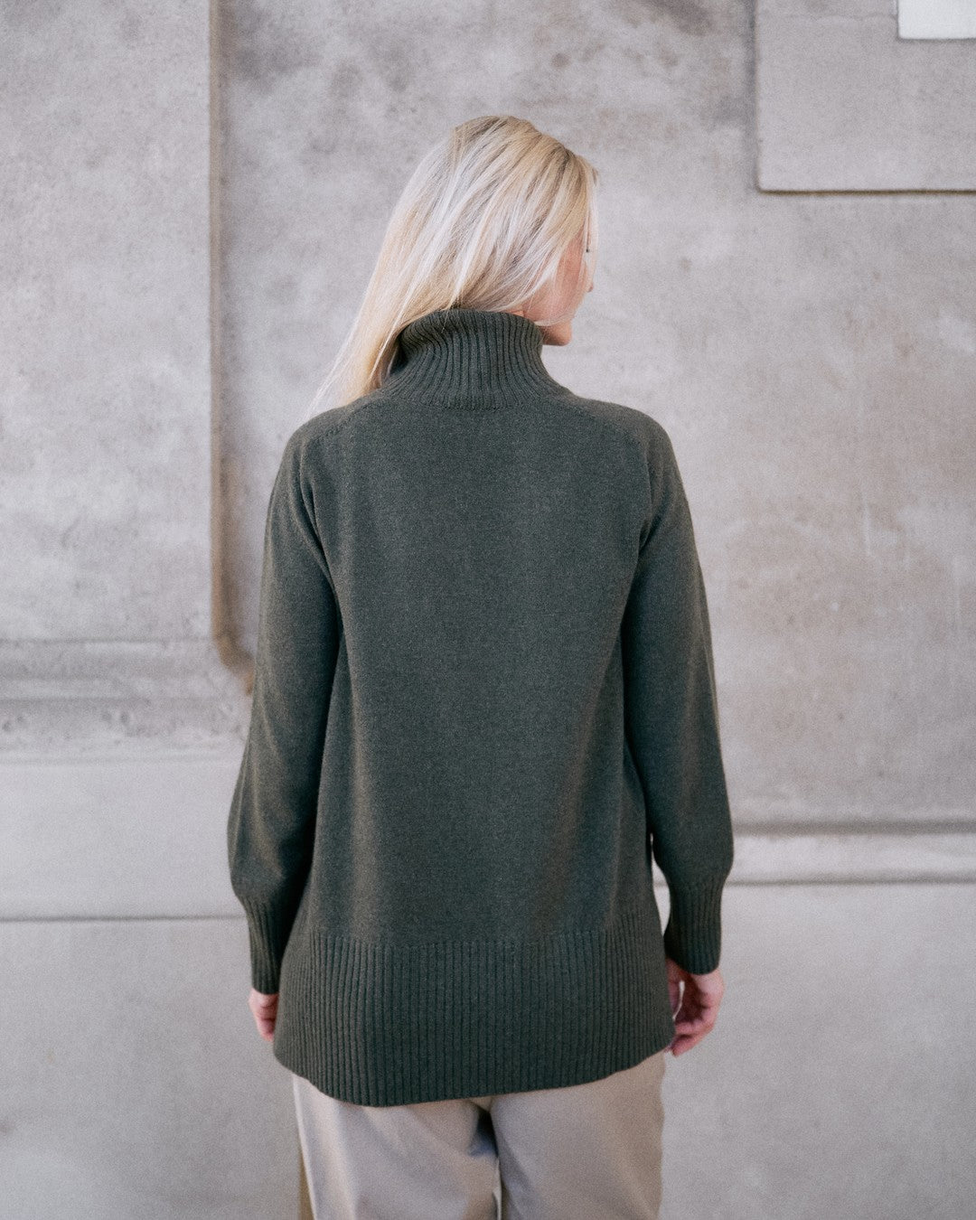 Dolgoon tunika i olive green set bagfra, med ribkant