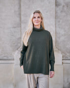 Model iført Dolgoon tunika i olive green mongolsk cashmere, set forfra