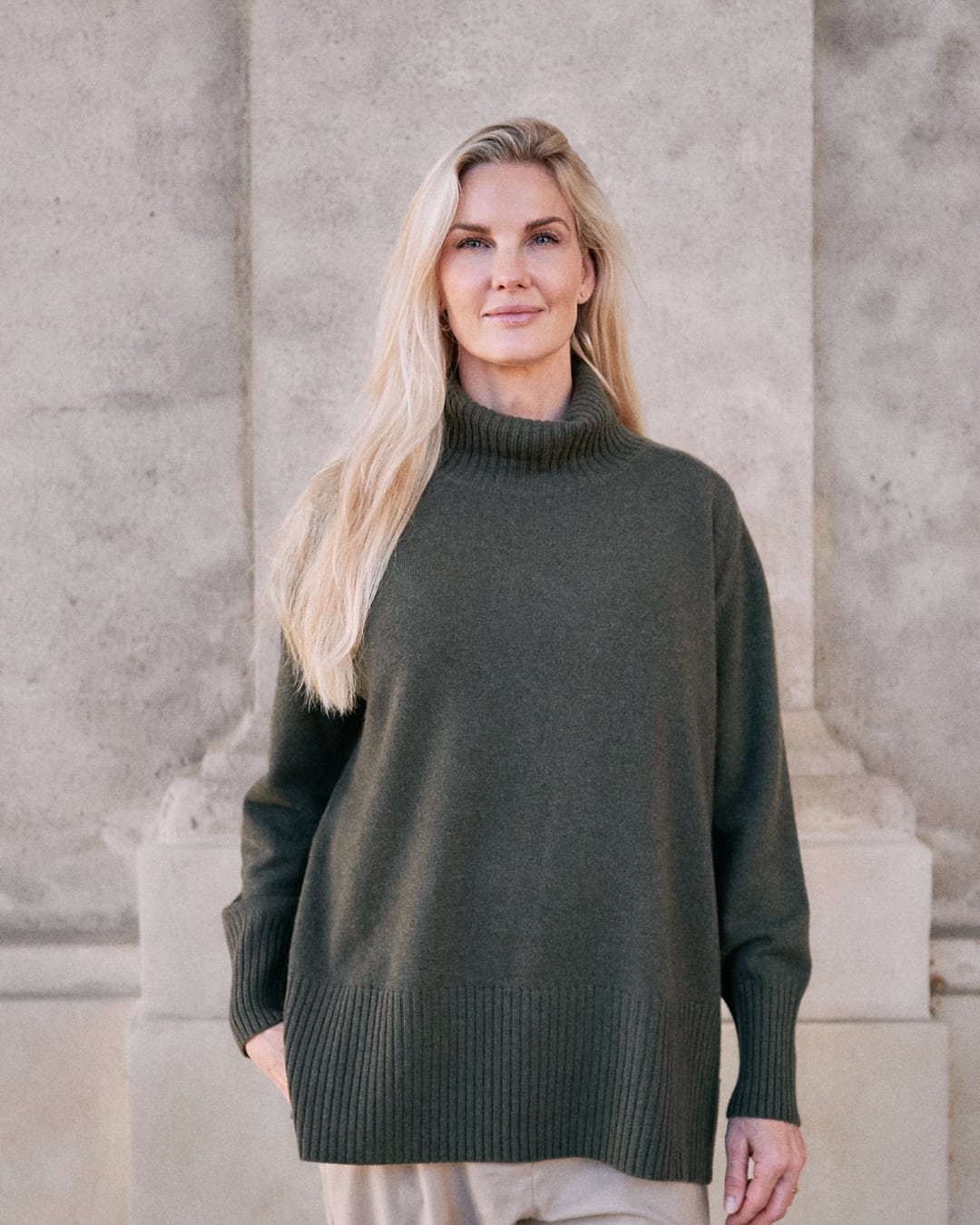 Model iført Dolgoon tunika i olive green mongolsk cashmere, set forfra