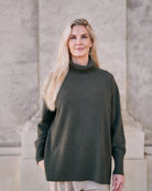 Model iført Dolgoon tunika i olive green mongolsk cashmere, set forfra