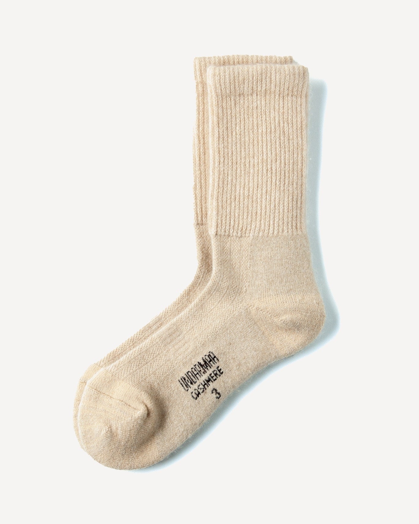 Dulaan sokker i cashmere, natural sand, på lys baggrund
