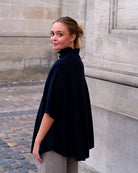 Cashmere poncho Enkh i Dark navy set bagfra/i profil, med naturligt fald.