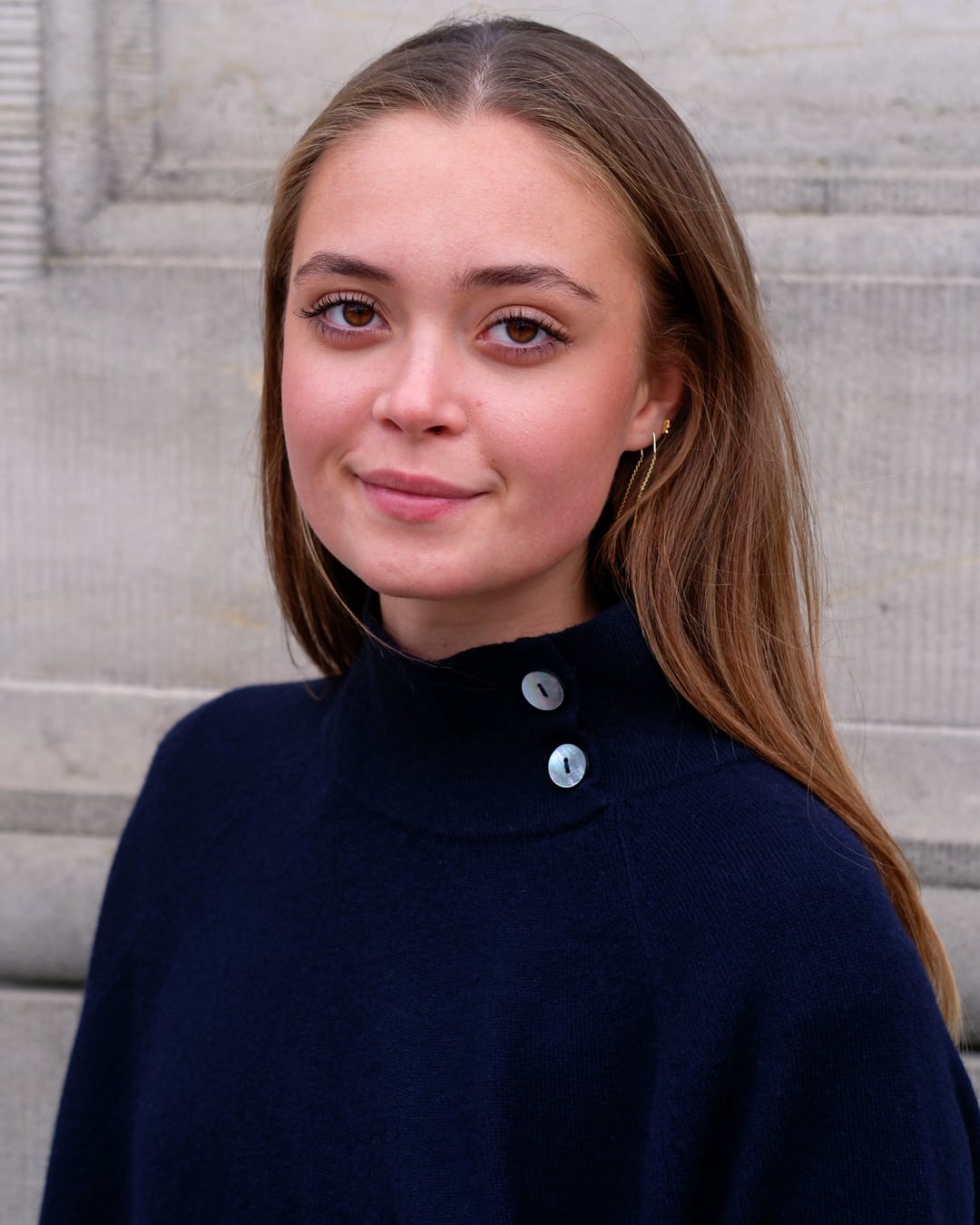 Nærbillede af halskrave og knapper på cashmere poncho Enkh i Dark navy.