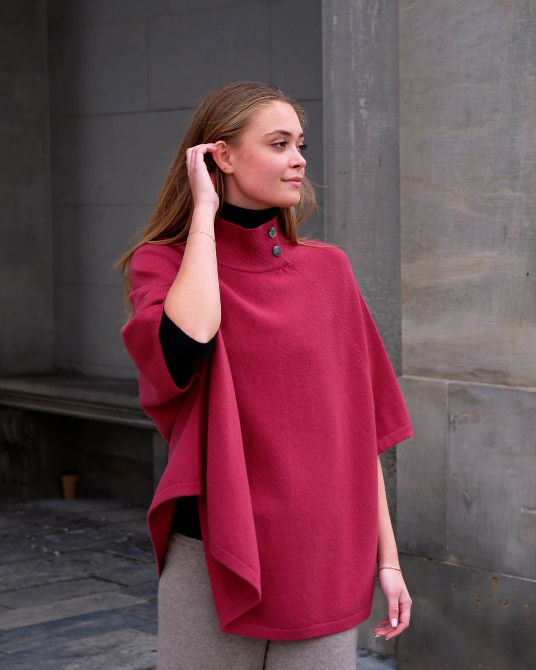 Cashmere poncho Enkh i Raspberry, sekundær positur.