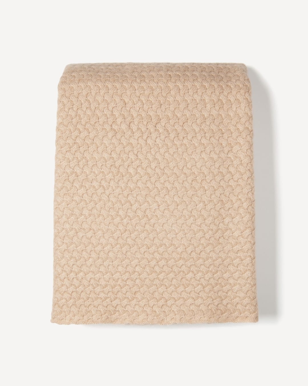 Enkhjin plaid i cashmere, farve Natural sand, fotograferet liggende