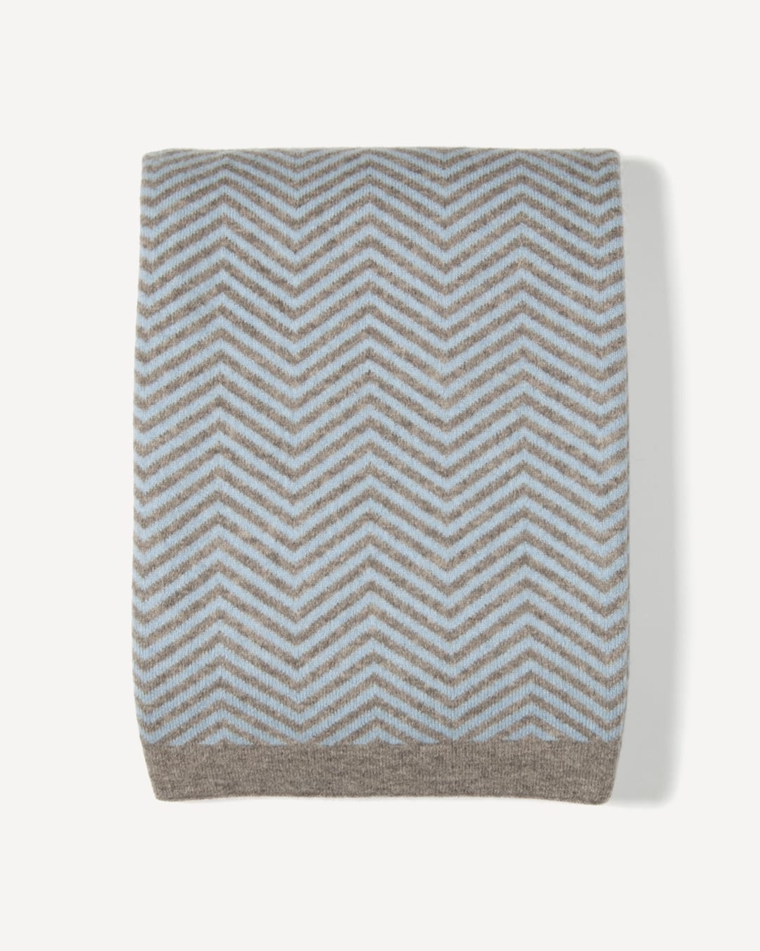 Erdenet plaid i cashmere og yakuld, farve Natural platinum grey, fotograferet liggende