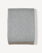 Erdenet plaid i cashmere og yakuld, farve Natural platinum grey, fotograferet liggende