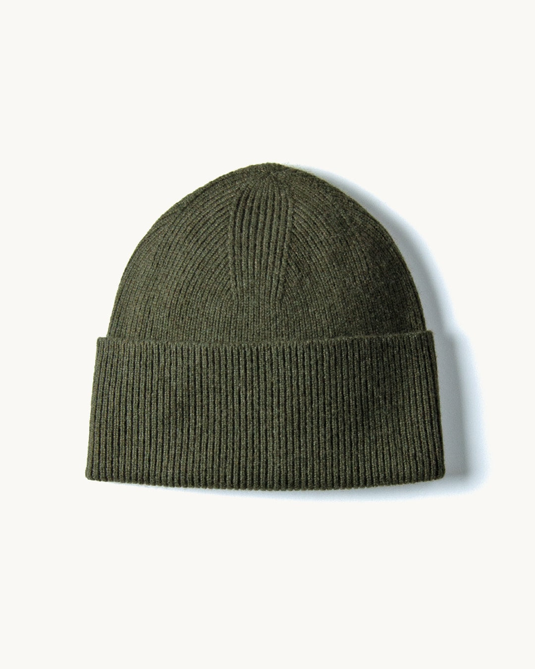 Erkhem hue i olive green, på lys baggrund